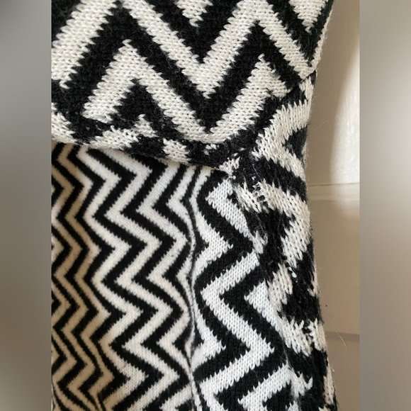 BB Dakota, Black and White Zig Zag Sweater, Twin Peaks, Size Small - Picture 7 of 8